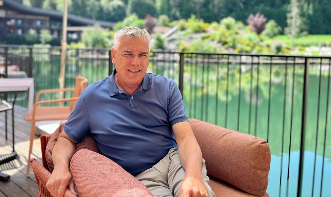 Erich Falkensteiner nahm sich lange Zeit, um auf der idyllischen Hotelterrasse seine Ziele mit dem HC Pustertal zu schildern. © SN