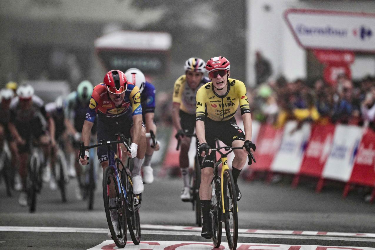 Giulio Ciccone (links) musste sich Vingegaard geschlagen geben. © APA/afp / MARCO BERTORELLO