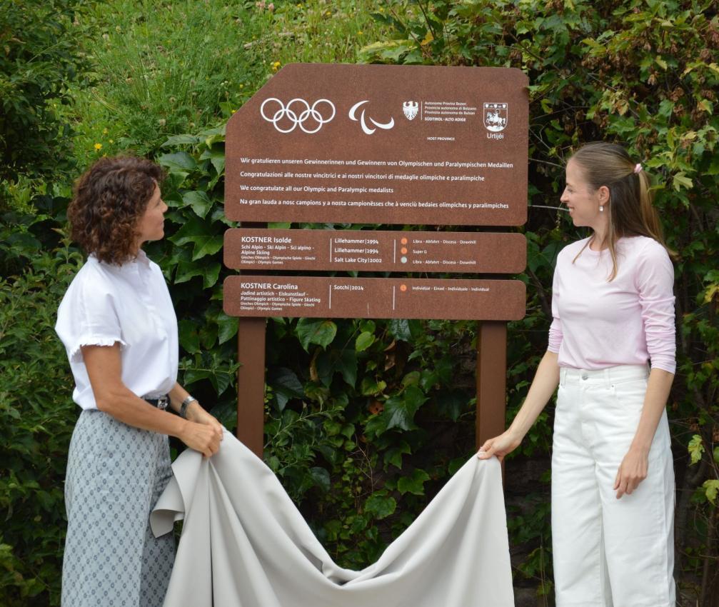 Isolde Kostner und Carolina Kostner enthüllen die Tafel.