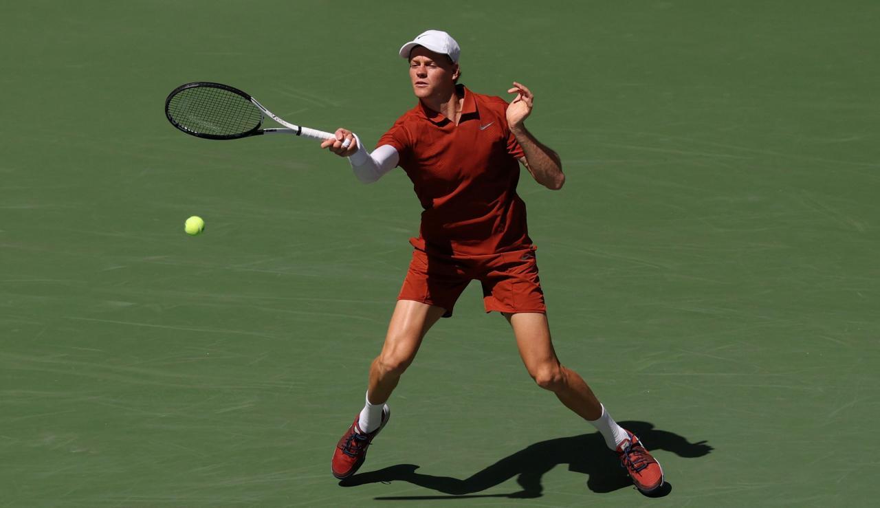 Jannik Sinner ließ in Runde eins nichts anbrennen. © APA/afp / TIMOTHY A. CLARY