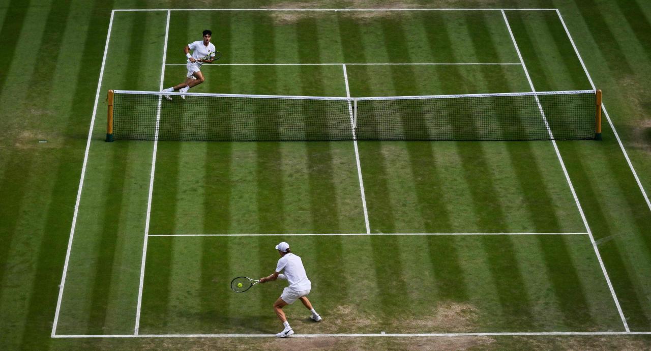 Jannik Sinner und Carlos Alcaraz standen sich auf der ATP-Tour bereits 13 Mal gegenüber, 8 Mal gewann der Spanier. © APA/afp / GLYN KIRK
