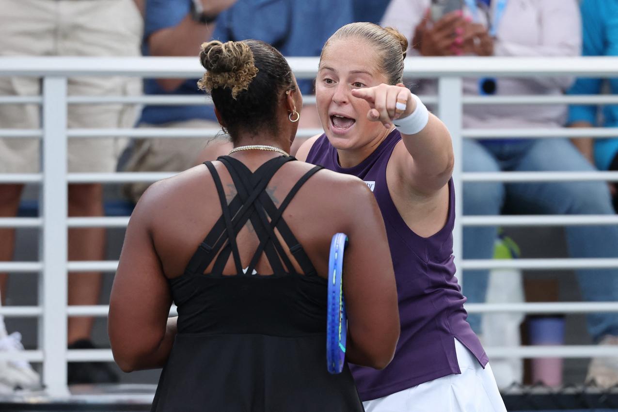 Jelena Ostapenko im Clinch mit Taylor Townsend. © APA / CLIVE BRUNSKILL