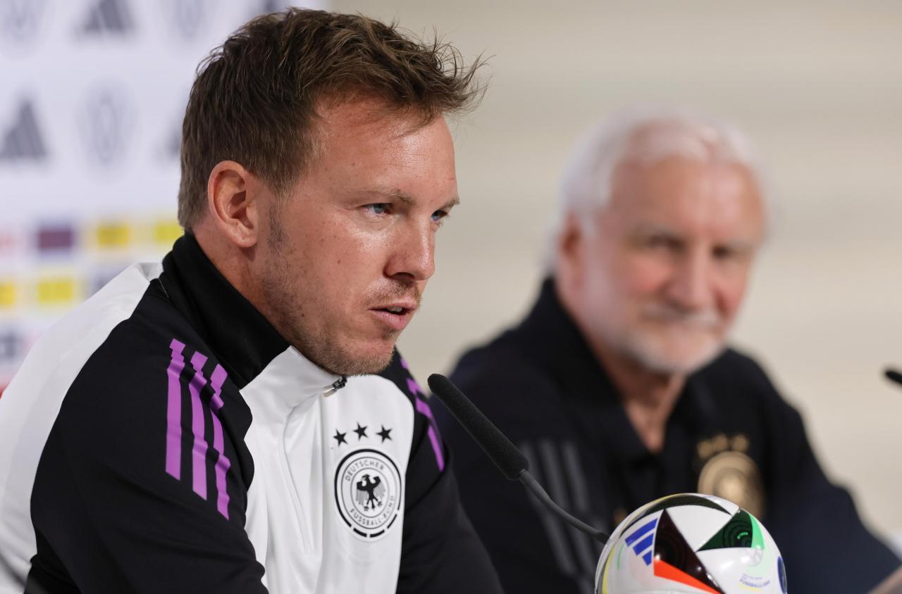 Julian Nagelsmann plant mit Kimmich im Mittelfeld. © ANSA / RONALD WITTEK