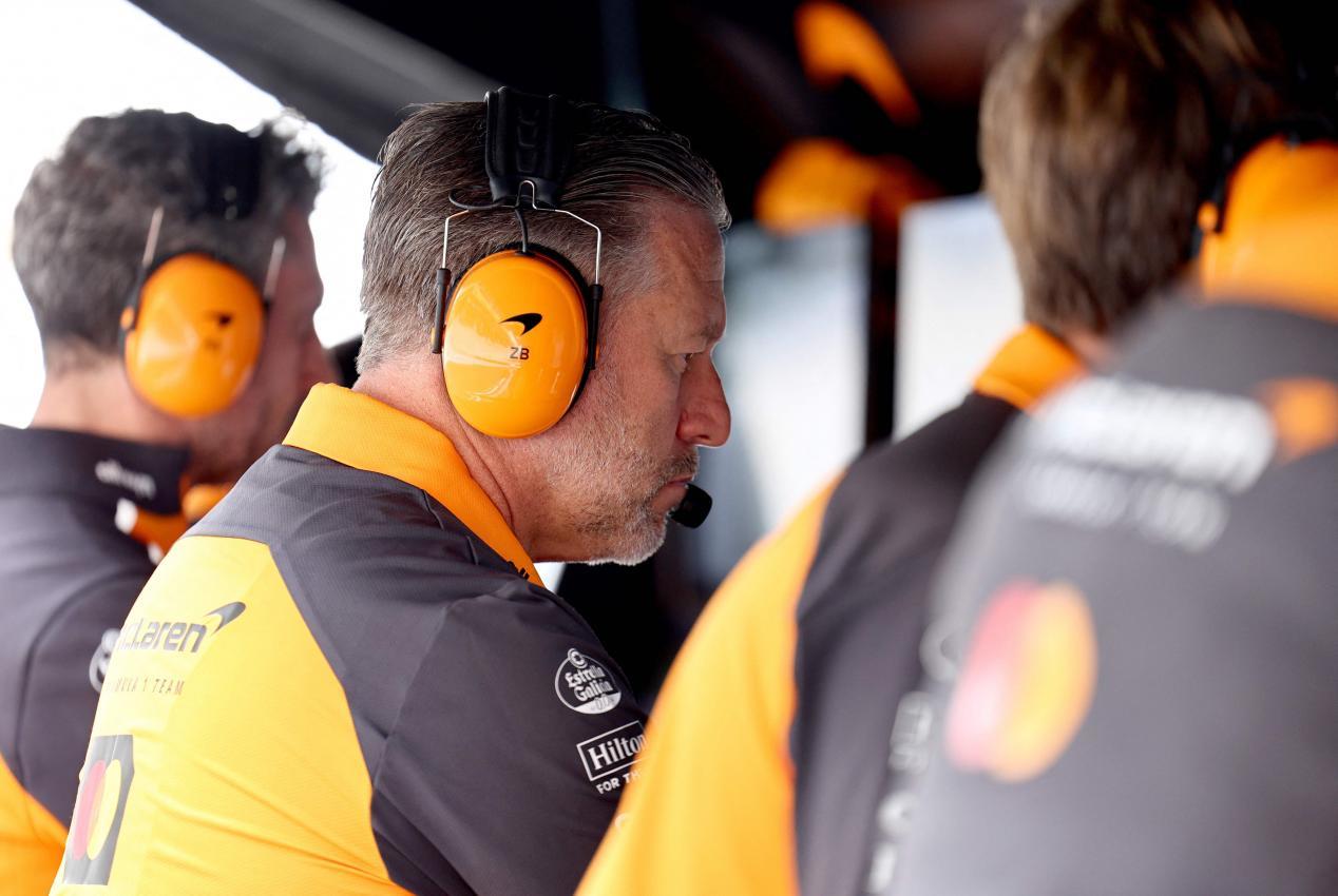 McLaren-Teamchef Zak Brown darf zufrieden sein. © APA/afp / ANNA SZILAGYI