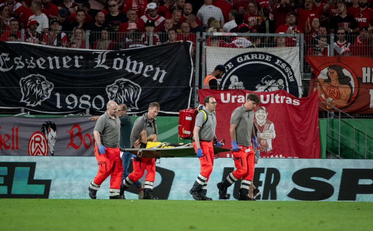 Musste mit der Trage vom Platz: Yan Couto. © ANSA / FABIAN STRAUCH