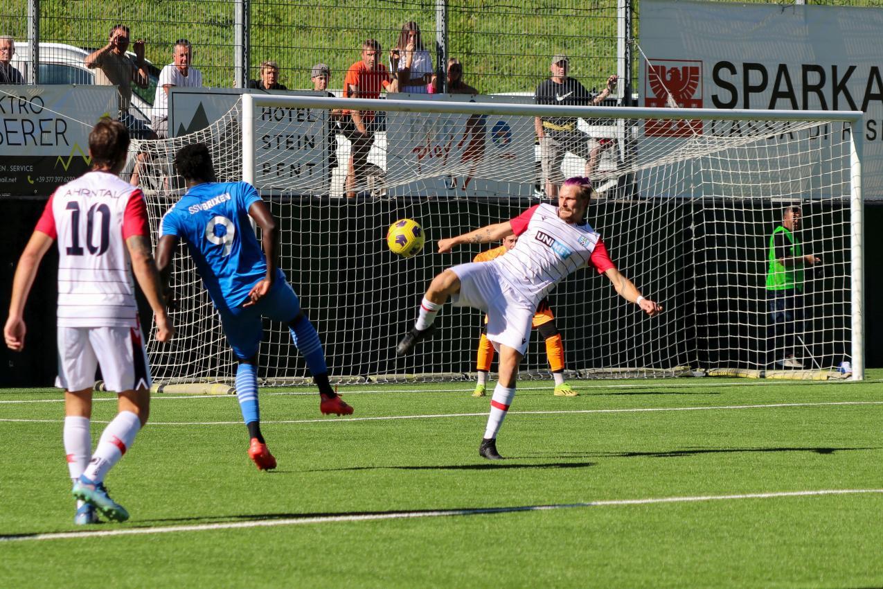 Noah Gietl holte mit Ahrntal einen Punkt gegen Brixen. © Andi Volgger
