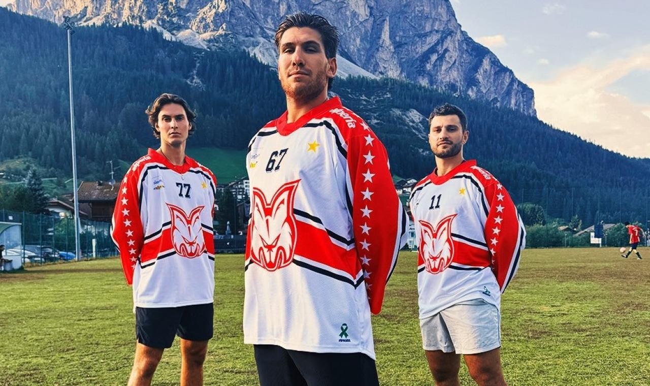 Pascal Brunner, Matt Bradley und Cristiano Di Giacinto präsentieren das neue HCB-Outfit. © HC Bozen