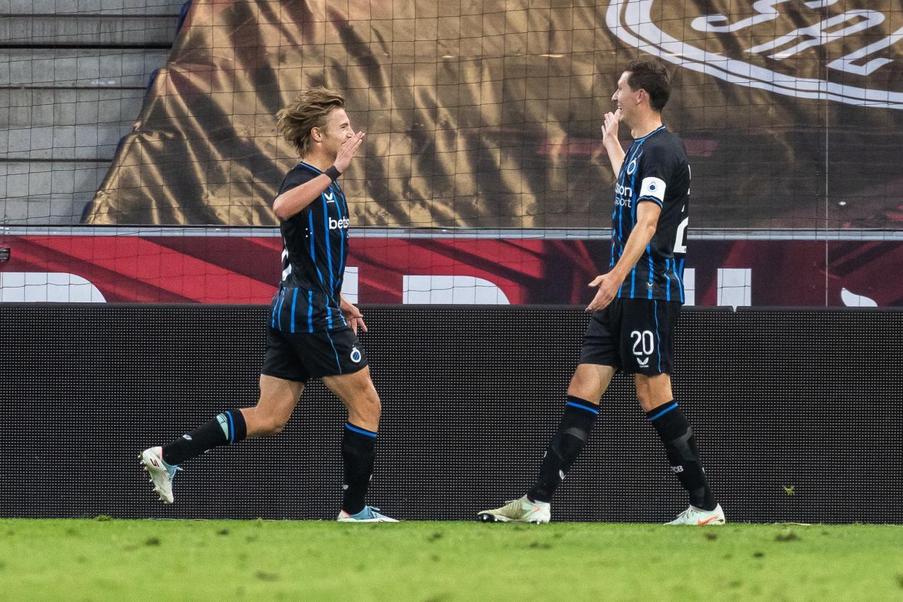 Romeo Vermant (left) and Hans Vanaken celebrate: FC Bruges won the first leg against RB Salzburg. © APA / EXPA/JOHANN GRODER