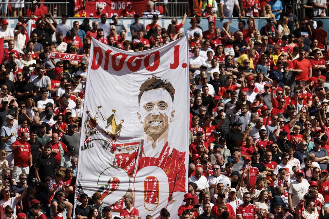 Vor dem Spiel gab es eine Schweigeminute für den verunglückten Diogo Jota. © ANSA / Tolga Akmen