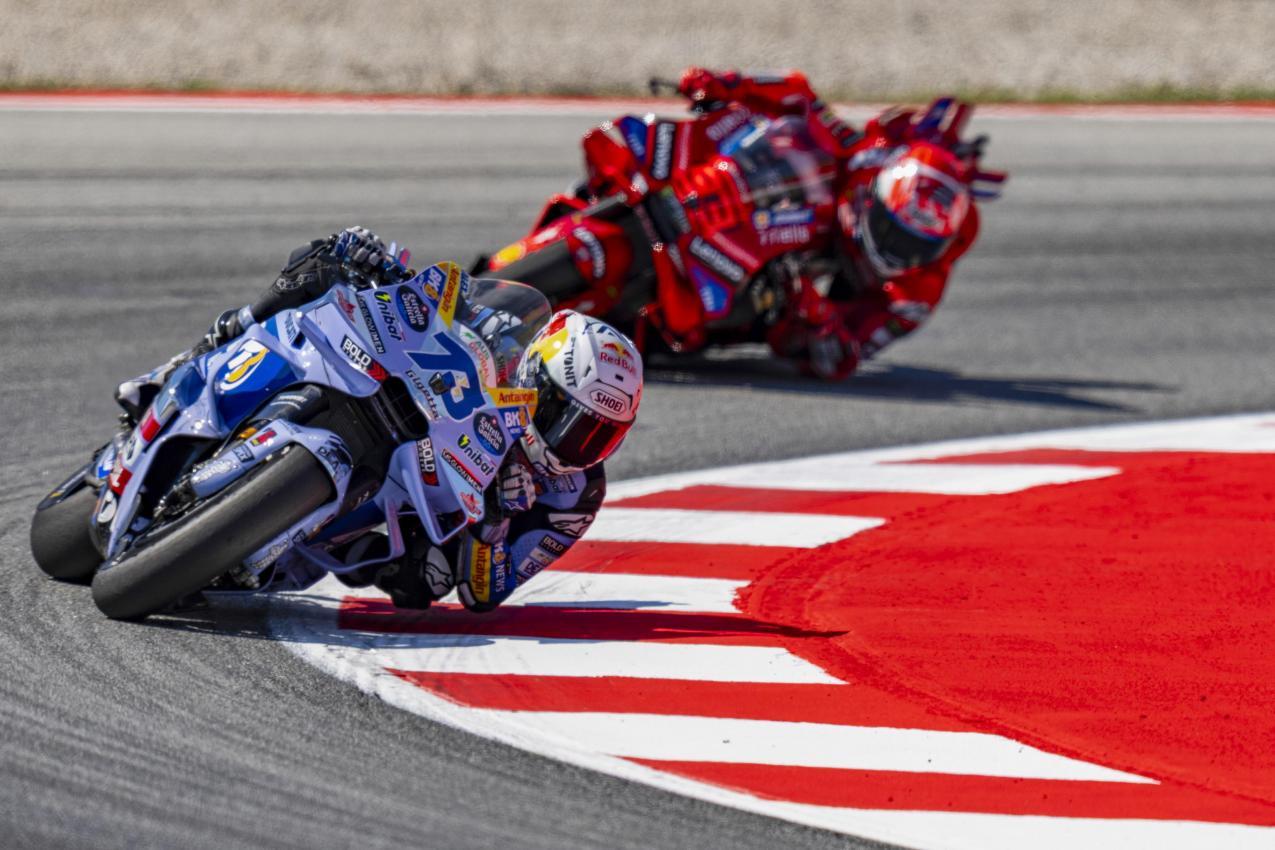 Alex Marquez (vorne) verfolgt von seinem Bruder Marc. © ANSA / Siu Wu