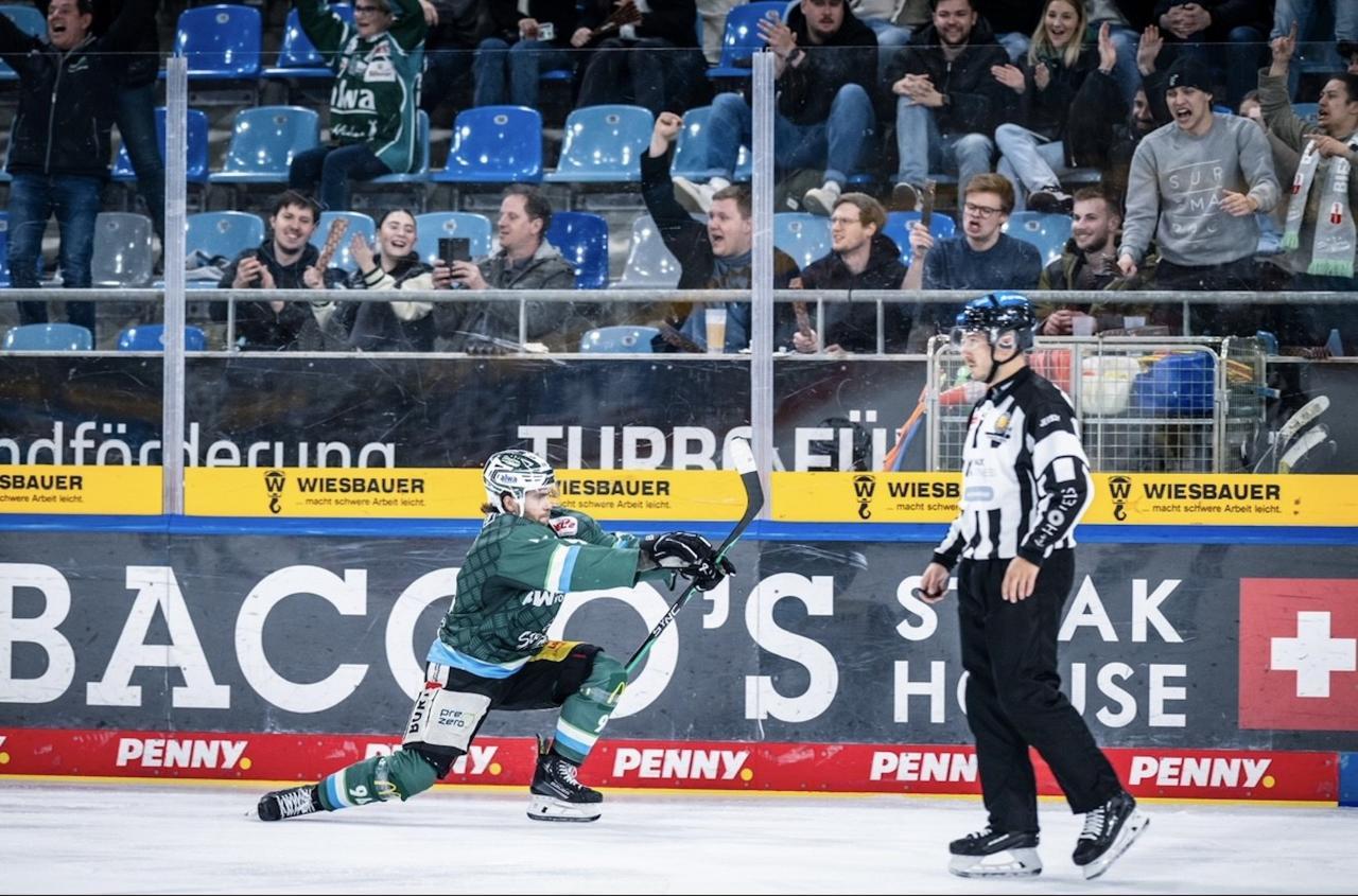 Brett Welychka joins the boys. © Bietigheim Steelers