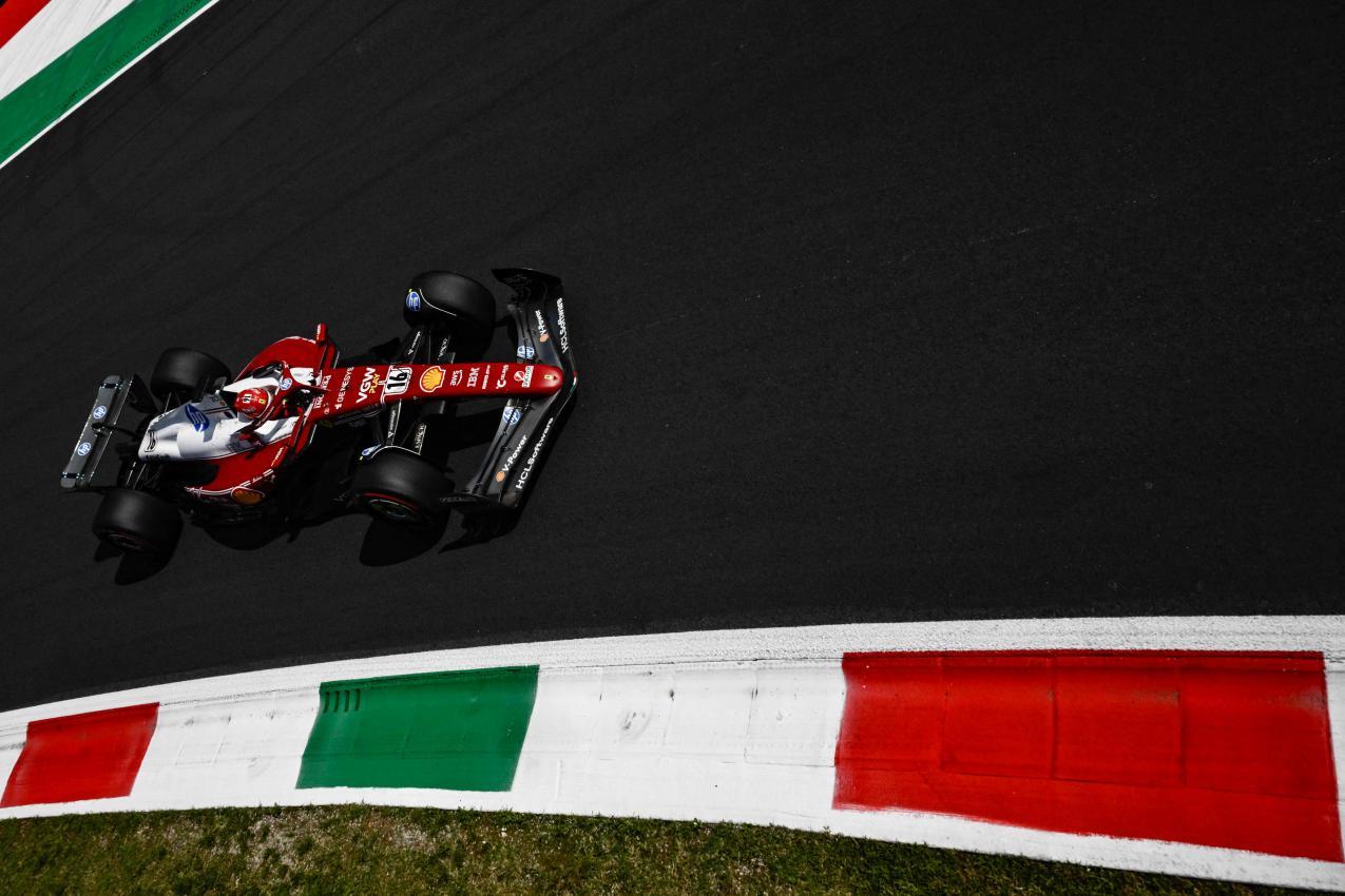 Charles Leclerc is one of the top favorites. © APA/afp / PHILIPPE LOPEZ