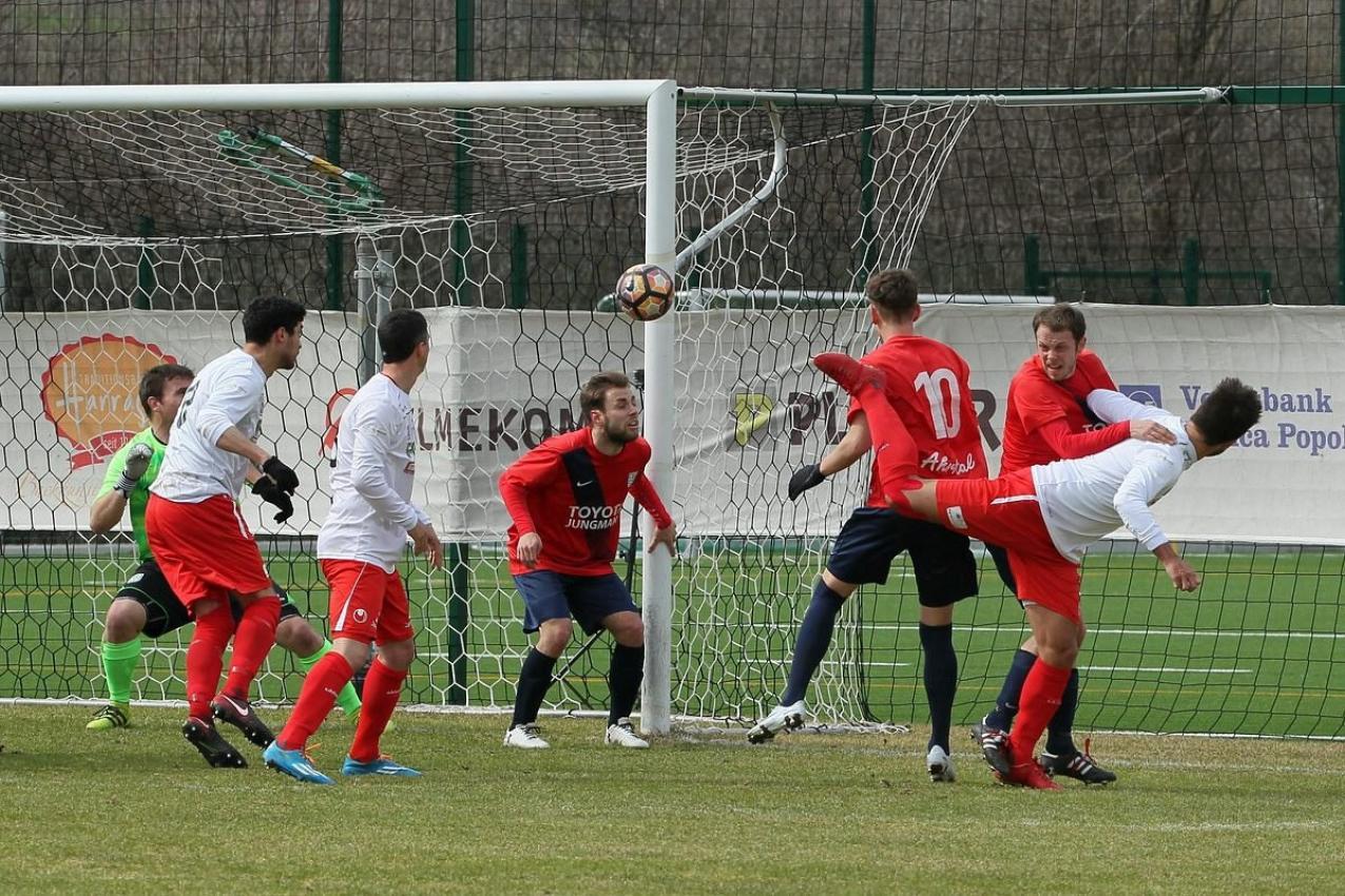 Das bislang letzte Meisterschaftsderby zwischen Ahrntal (in Rot) und St. Georgen im März 2018. © Griessmair