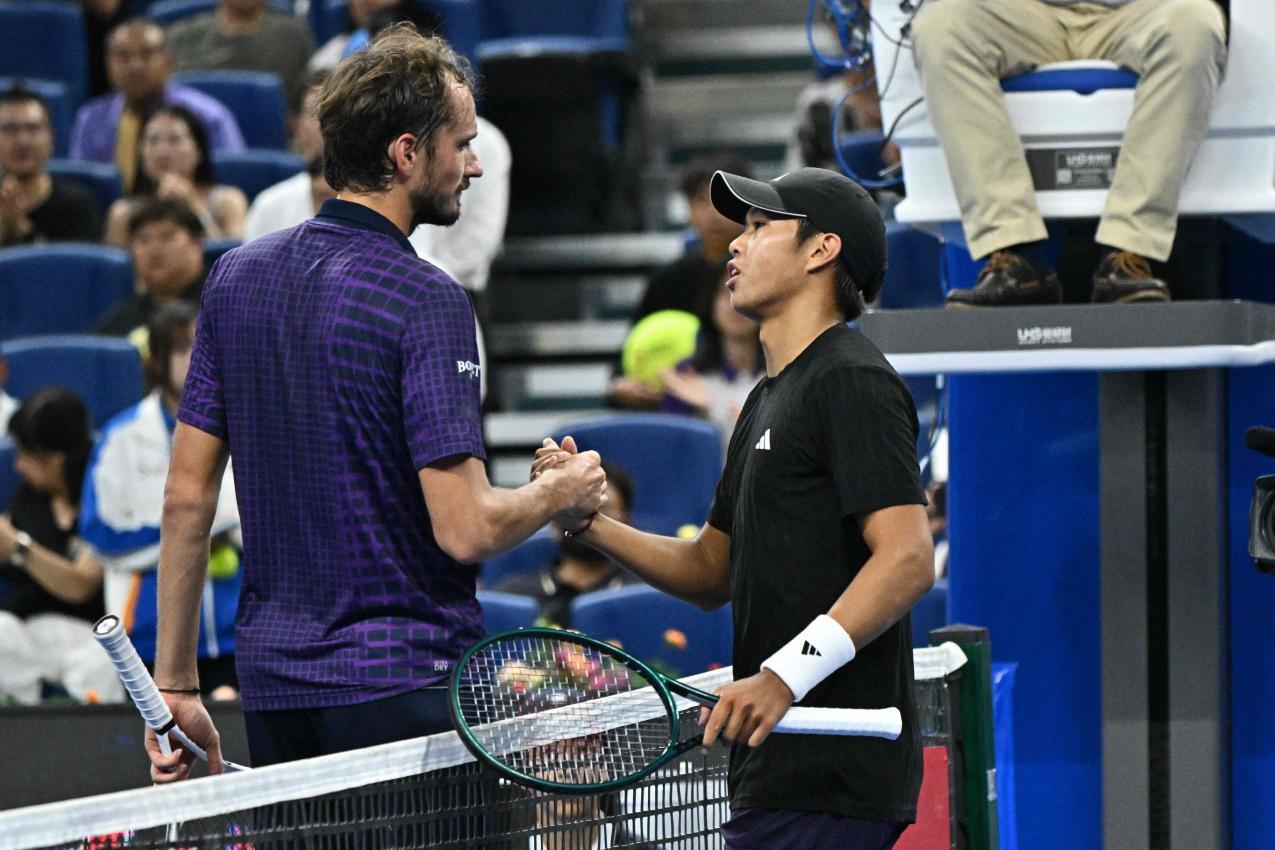 Das Halbfinale zwischen Daniil Medvedev und Learner Tien (r.) wurde nicht zu Ende gespielt. © APA/afp / PEDRO PARDO
