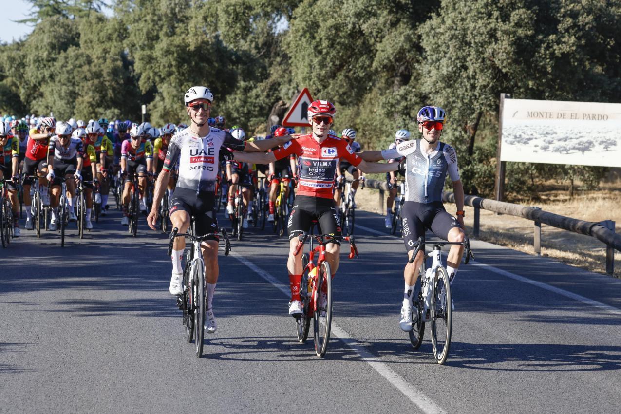 The podium with Joao Almeida, Jonas Vingegaard, and Tom Pidcock. © ANSA / Javier Lizon