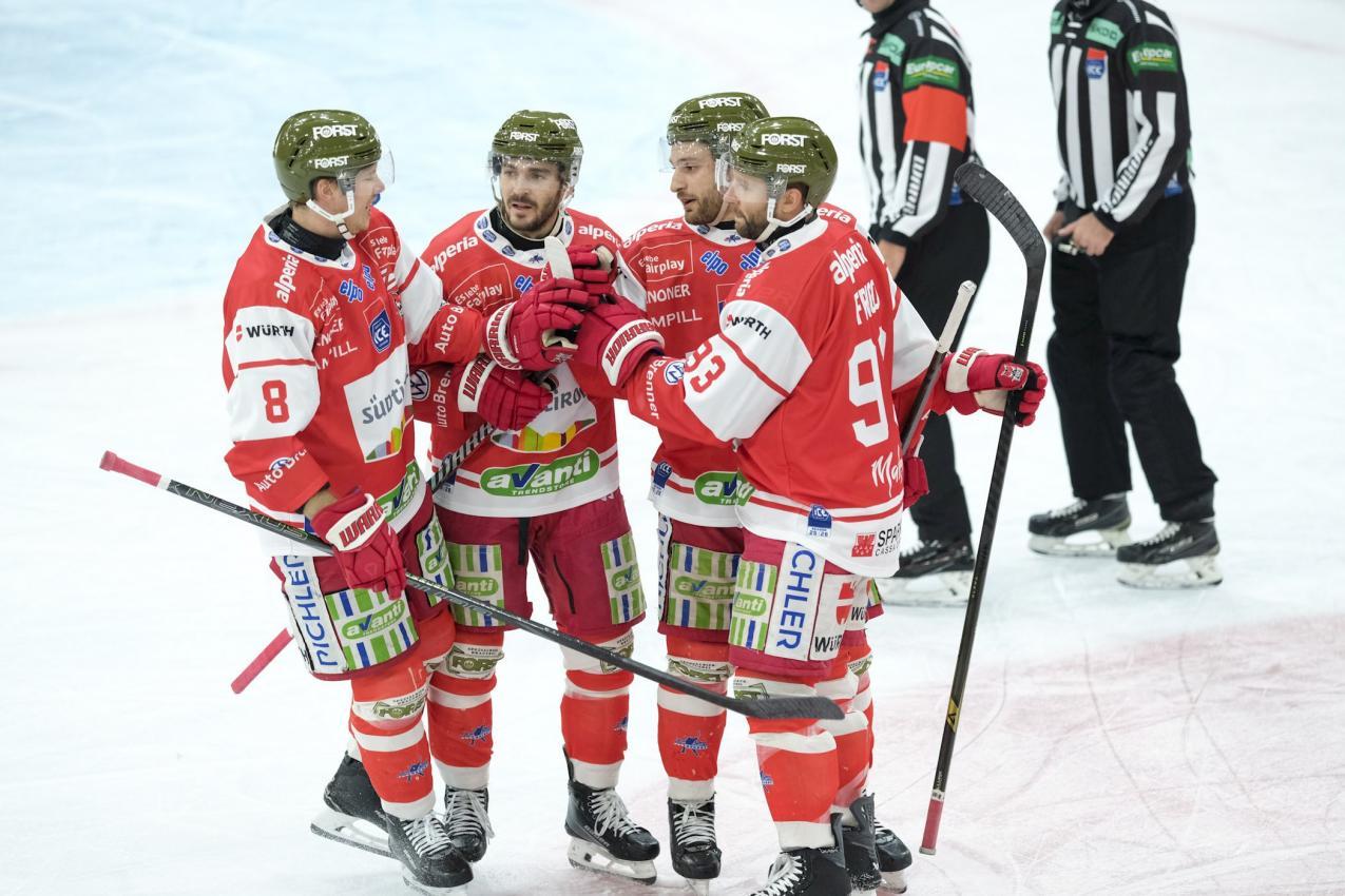 Der HC Bozen jubelt über den Sieg. © Vanna Antonello