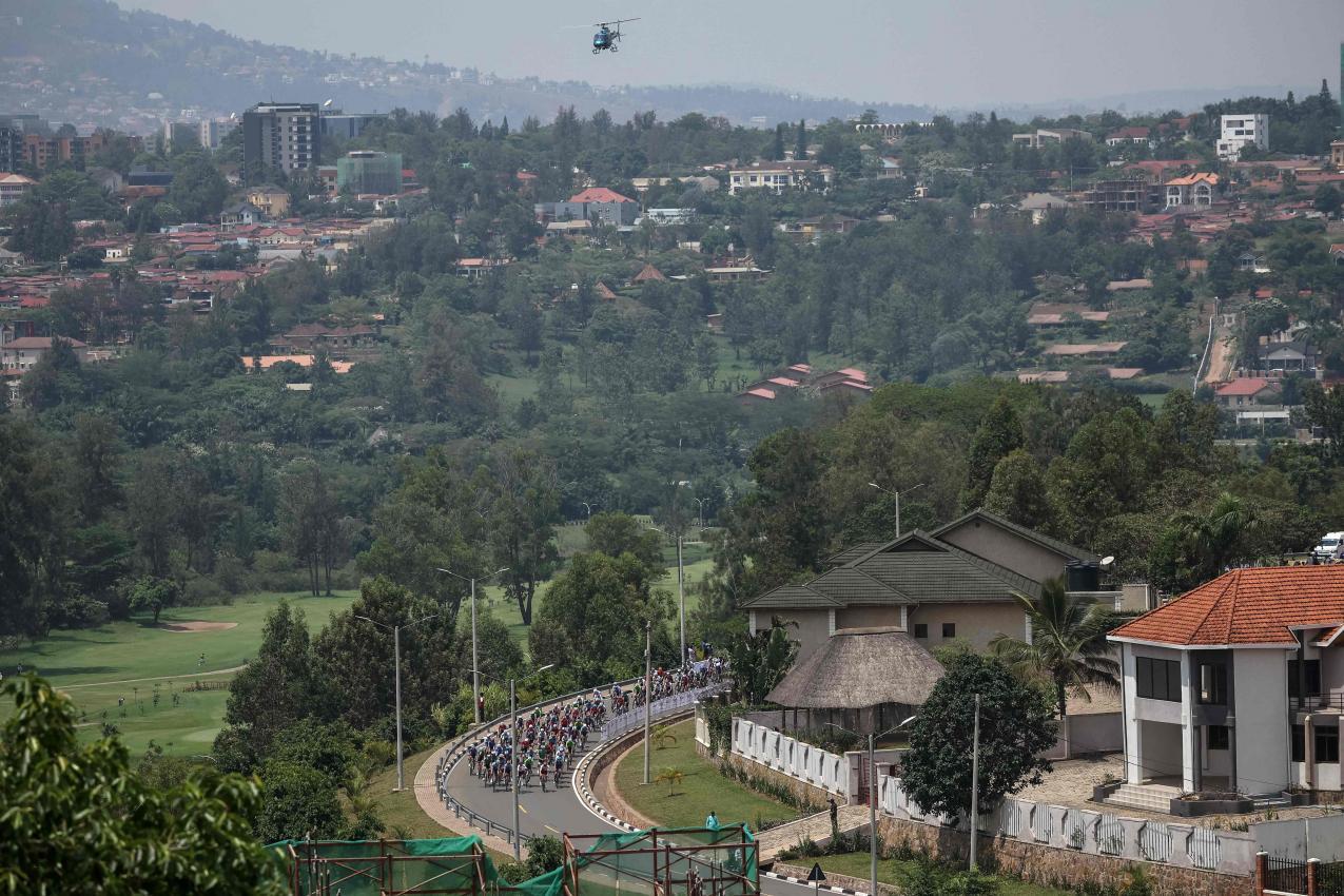 Die Bedingungen für die Radfahrer sind enorm herausfordernd. © APA/afp / ANNE-CHRISTINE POUJOULAT