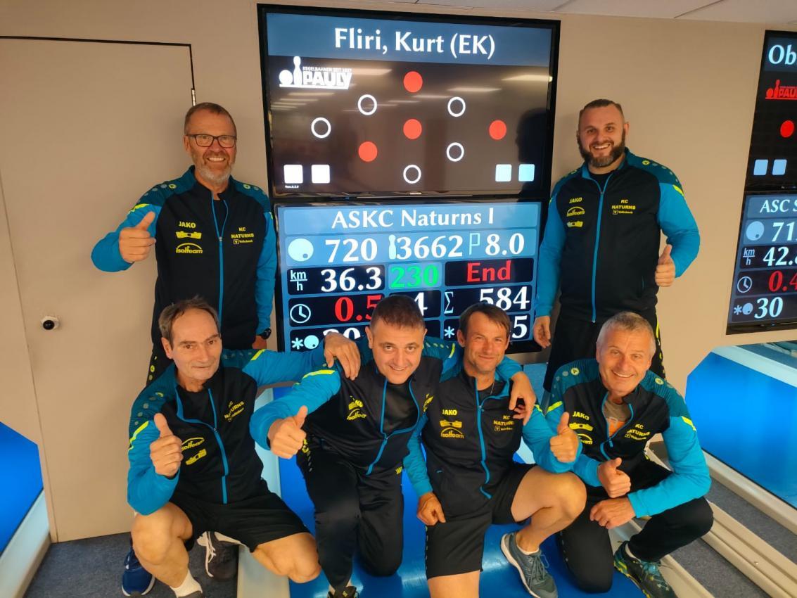 Die Herren von Naturns feiern den Mannschaftsbahnrekord. Hinten von links Walter Schlögl und Frantisek Molcan. Vorne von links Kurt Fliri, Wolfgang Blaas, Werner Gruber und Florian Schlögl. Es fehlt Roland Wallnöfer.