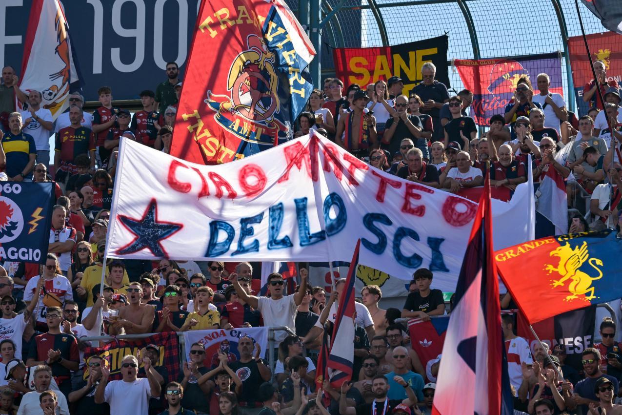 Një flamur i tifozëve të Genoa. © ANSA / Alessio Marini