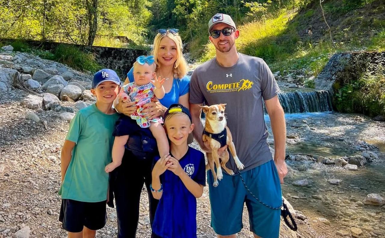 Eine glückliche Familie: Jonathon Blum mit Ehefrau Emilie und den drei Kindern.