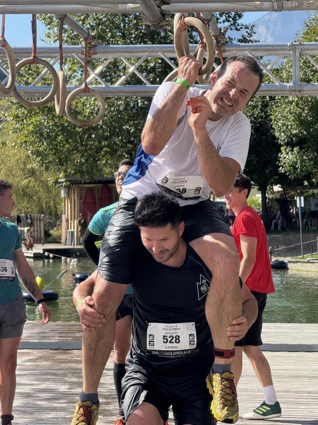 Gegenseitige Hilfe und Unterstützung war bei der Beyond Challenge fundamental: Im Bild Lorenc Osmani (unten) und Jörg Pichler (oben).