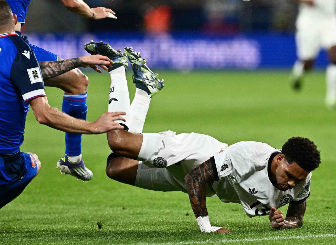 Gestolpert: DFB-Debütant Nnamdi Collins erlebte einen rabenschwarzen Abend. © APA/afp / JOE KLAMAR