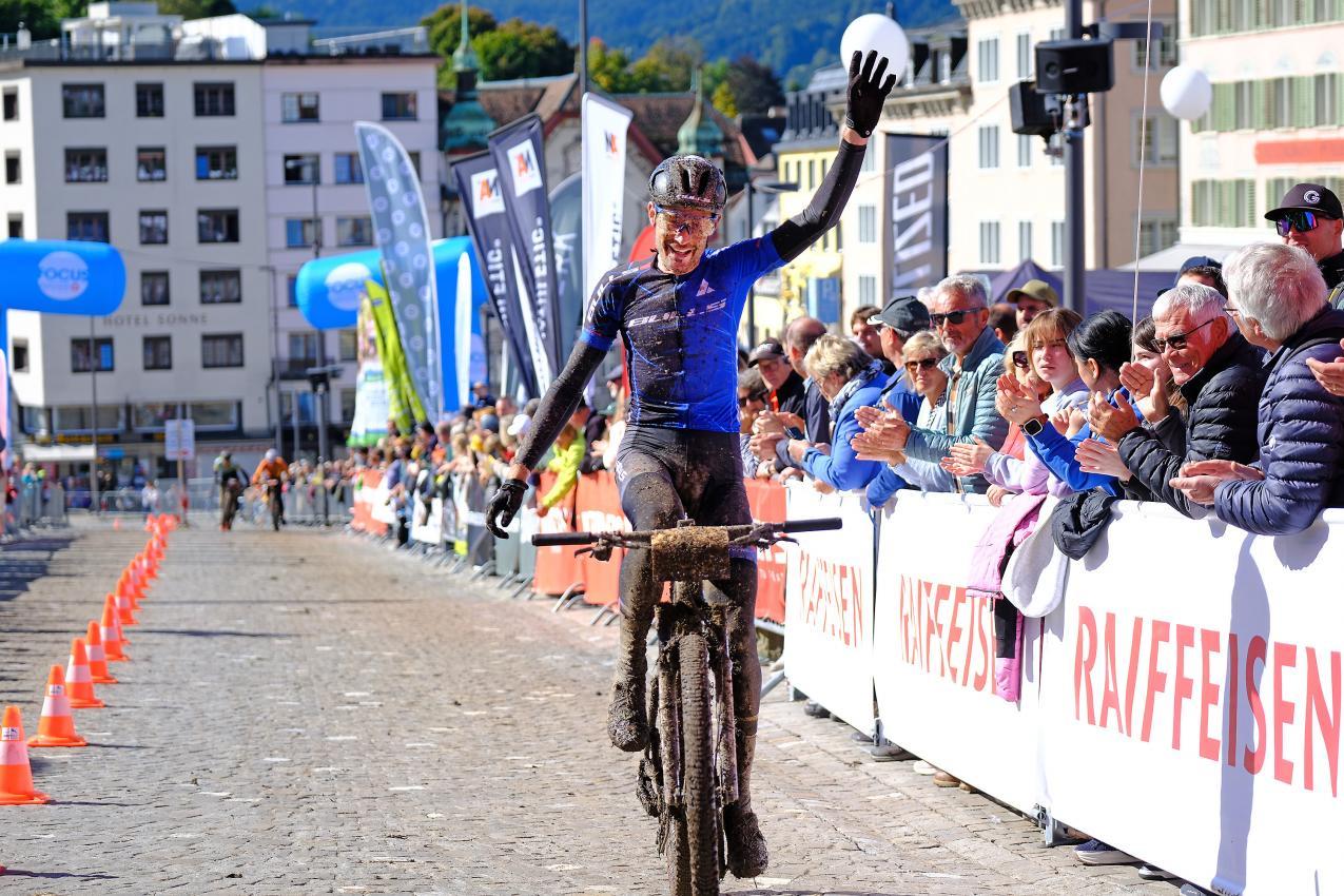 Hansueli Stauffer beim Jubeln. © velomedia.ch / Martin Platter