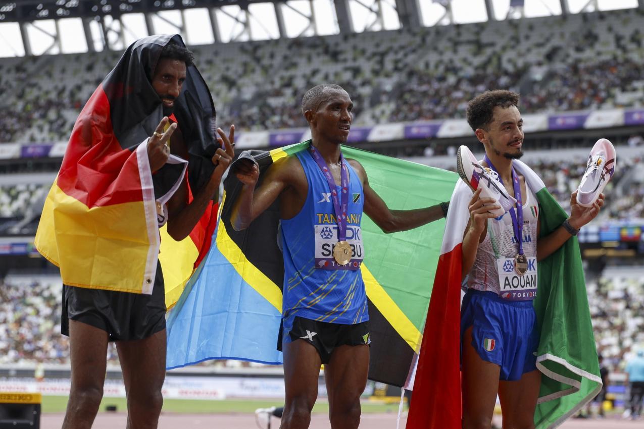 Iliass Aouani finished third behind Alphonce Simbu and Amanal Petros (from right). © ANSA / FRANCK ROBICHON