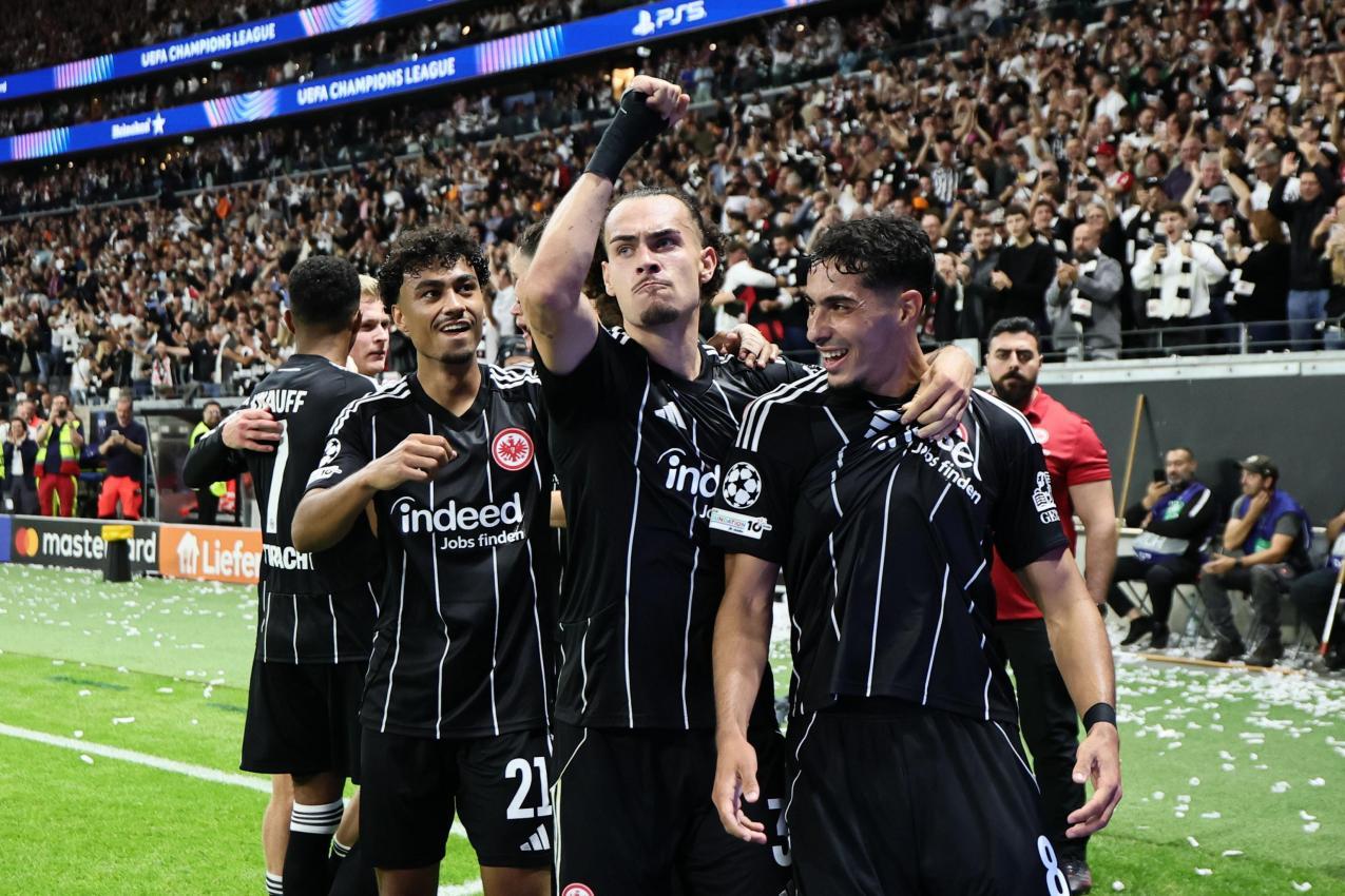 In constant celebration: Can Uzun (right) and Eintracht Frankfurt are top of the table. © ANSA / RONALD WITTEK