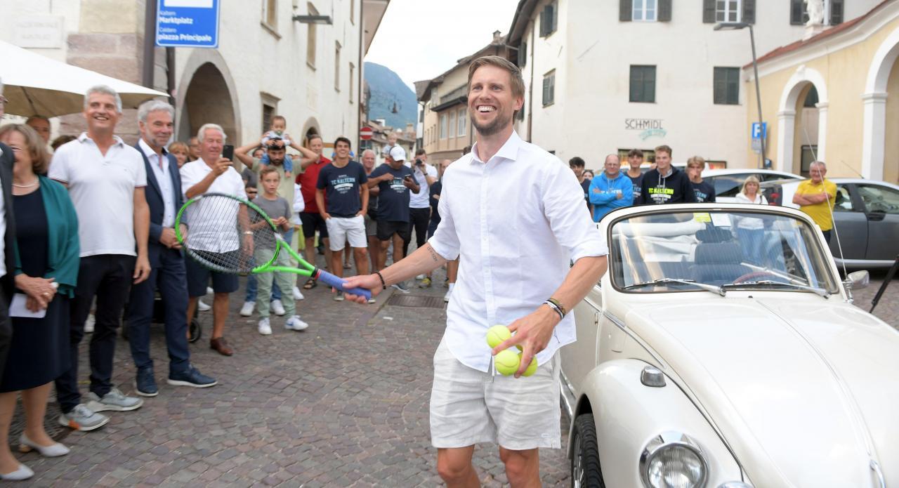 Im Sommer 2023 wurde Andreas Seppi in Kaltern für seine großen Verdienste gefeiert. Nun ist er zurück in seiner Heimat.
