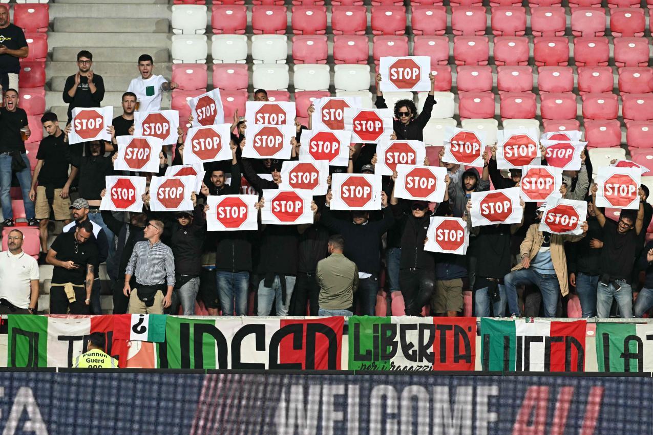 Italiens Fans mit einer politischen Botschaft beim Länderspiel gegen Israel. © APA/afp / ATTILA KISBENEDEK