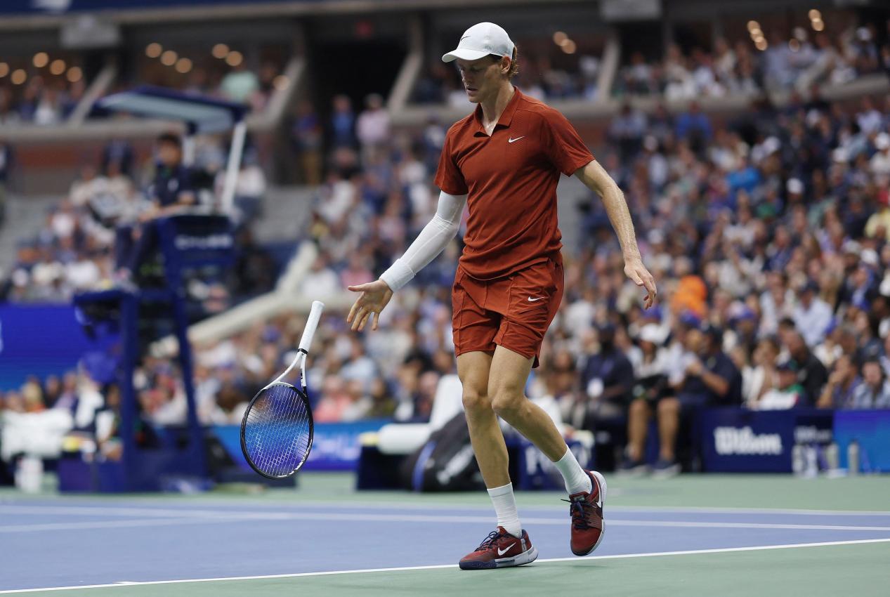 Jannik Sinner ließ zwischendurch Dampf ab. © APA / MADDIE MEYER