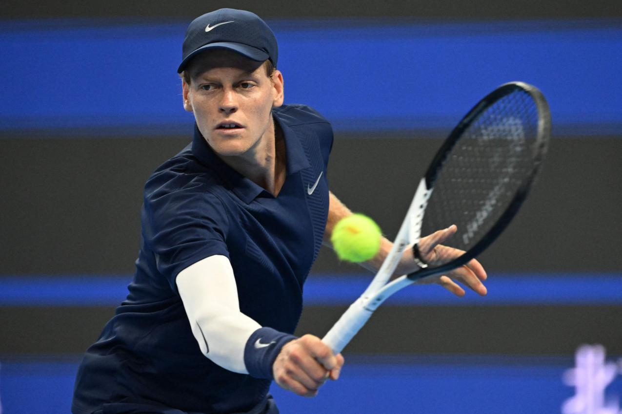 Jannik Sinner spielt am Samstag in Peking das Achtelfinale. © APA/afp / GREG BAKER