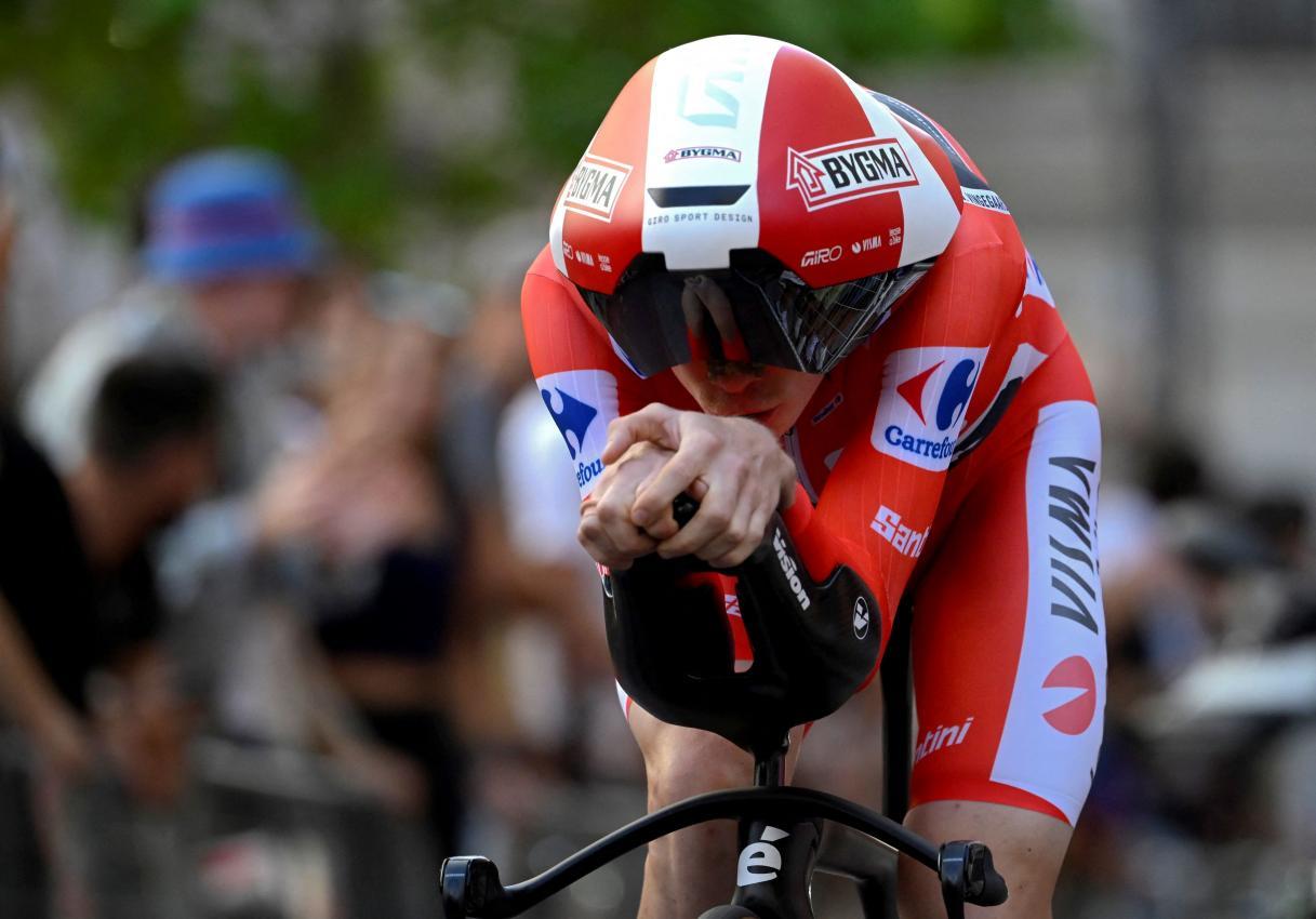 Jonas Vingegaard liegt weiterhin in Führung. © APA/afp / MIGUEL RIOPA