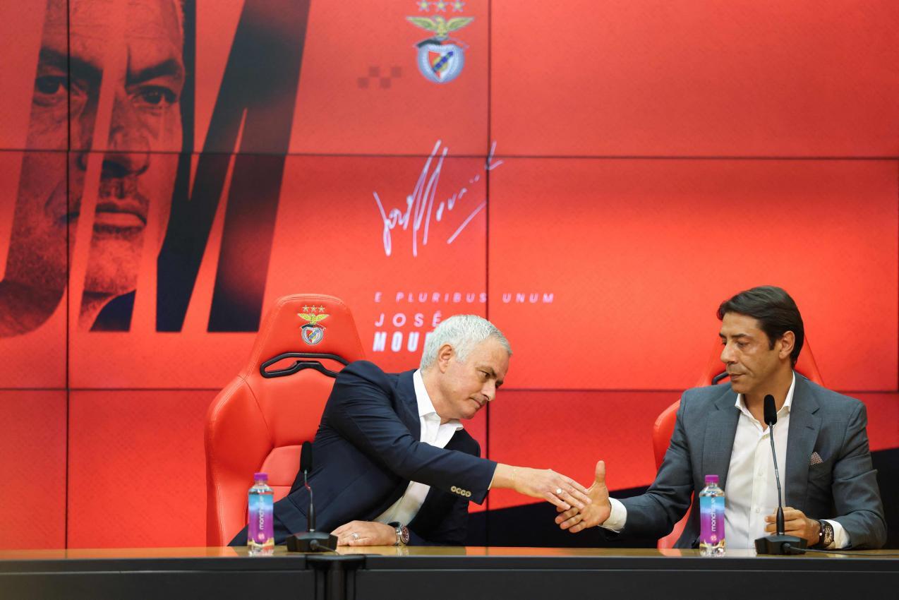Josè Mourinho with Benfica president Rui Costa. © APA/afp / PATRICIA DE MELO MOREIRA