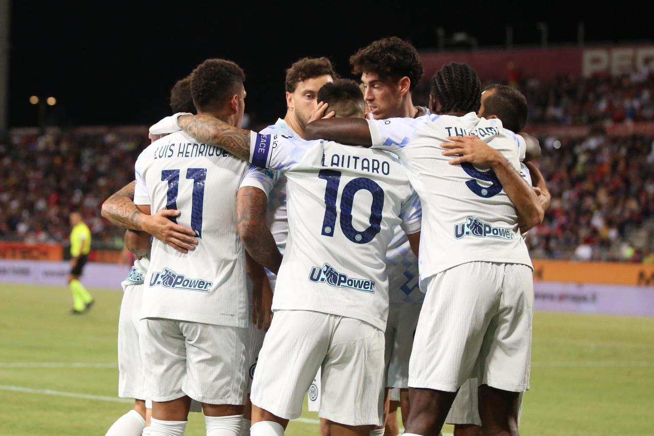 Jubel bei den Inter-Spielern nach dem 2:0-Auswärtssieg bei Cagliari. © ANSA / FABIO MURRU