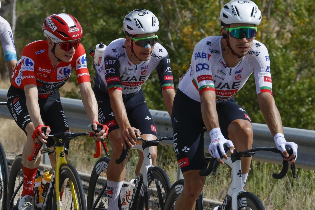 Kämpfen um den Gesamtsieg: Jonas Vingegaard (links) und Joao Almeida (mitte). © ANSA / Javier Lizon