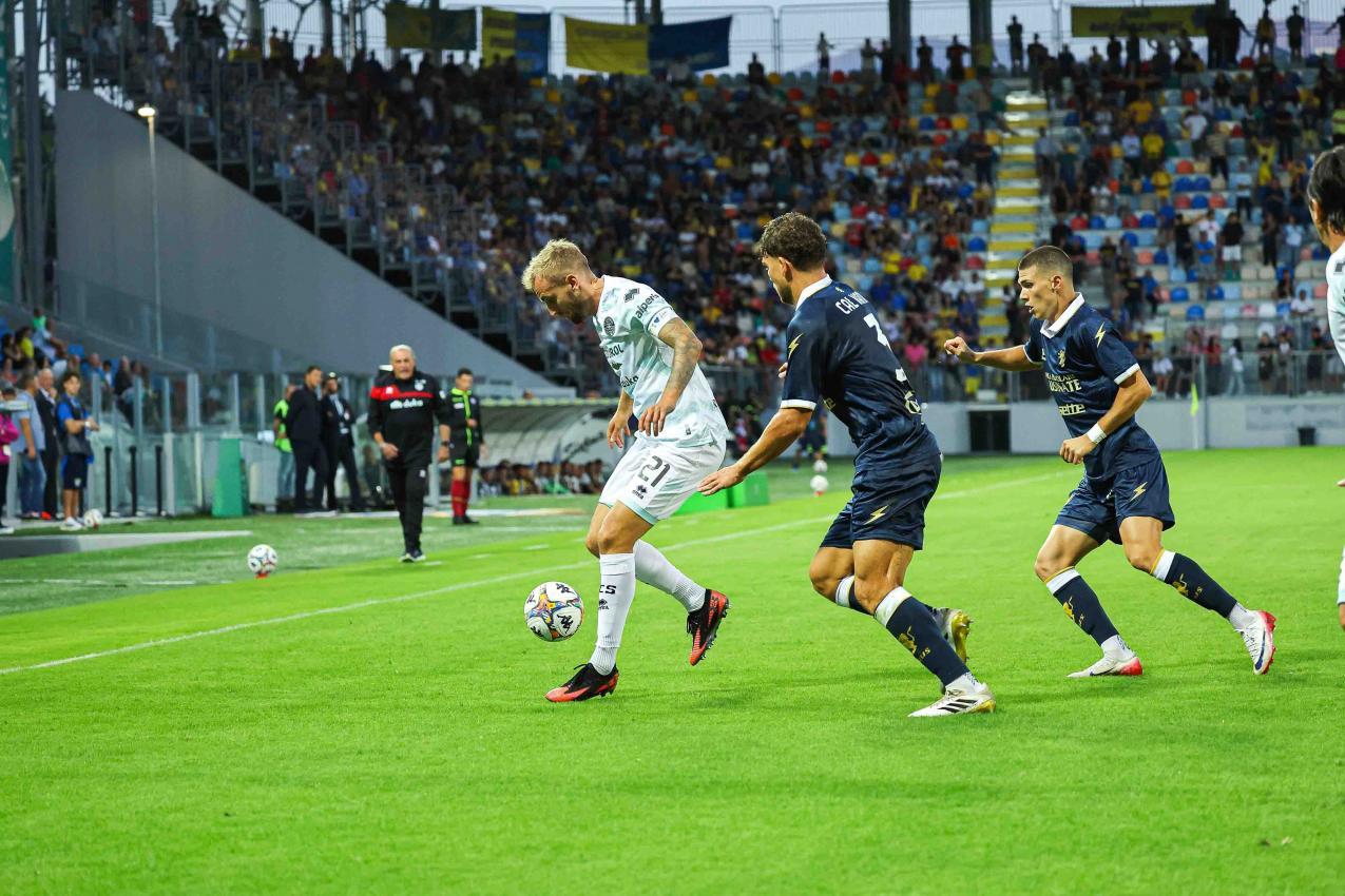 Kapitän Fabian Tait im Duell mit zwei Frosinone-Spielern. © FC Südtirol
