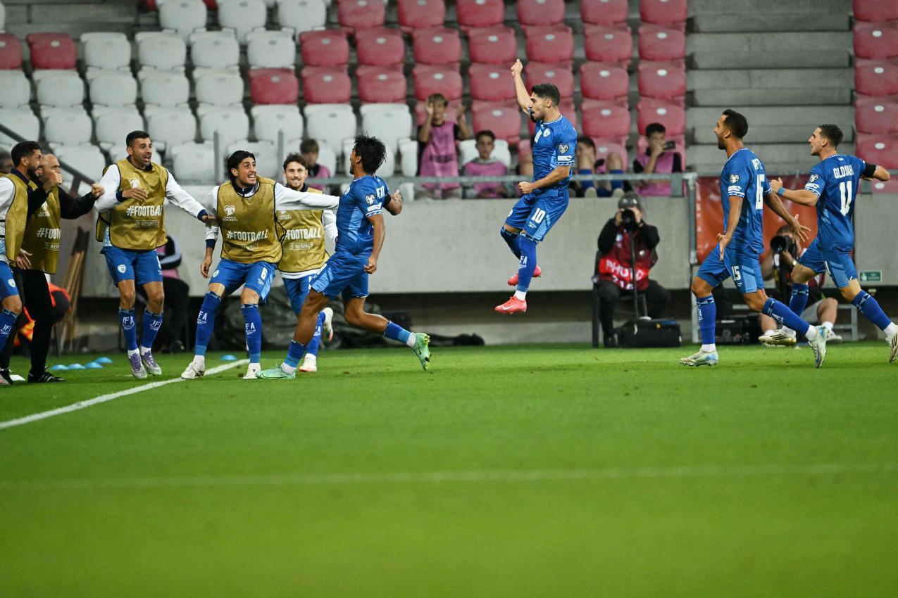 Keine Heimspiele und vieles mehr: Israels Fußballer haben keinen leichten Stand. © APA/afp / ATTILA KISBENEDEK