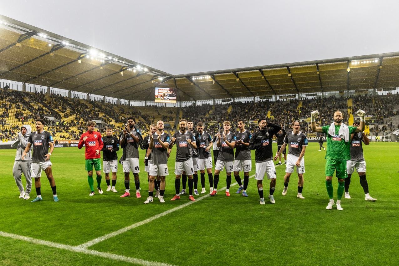 Lukas Mazagg (5.v.r.) feiert mit den mitgereisten Fans.