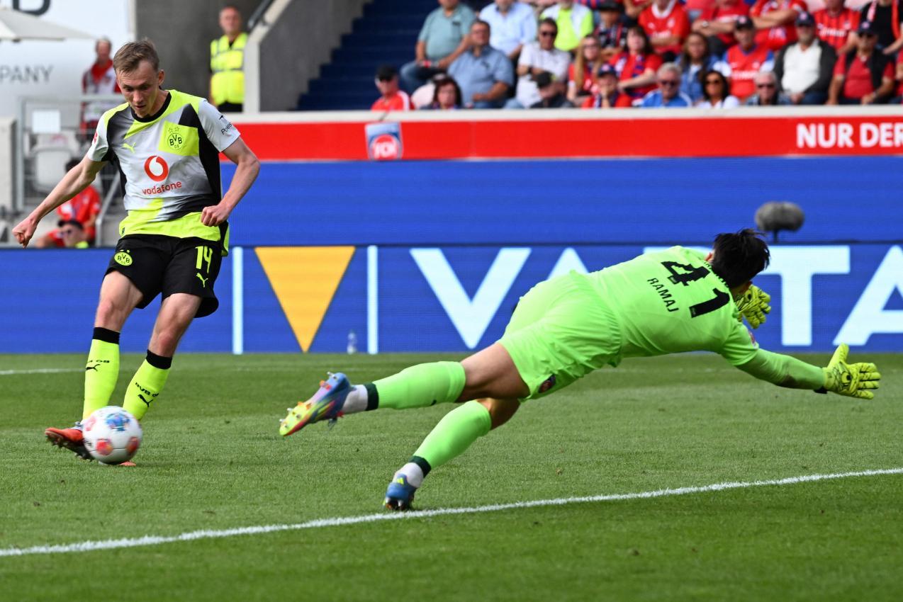 Max Beier scored Dortmund's 2-0. © APA/afp / THOMAS KIENZLE