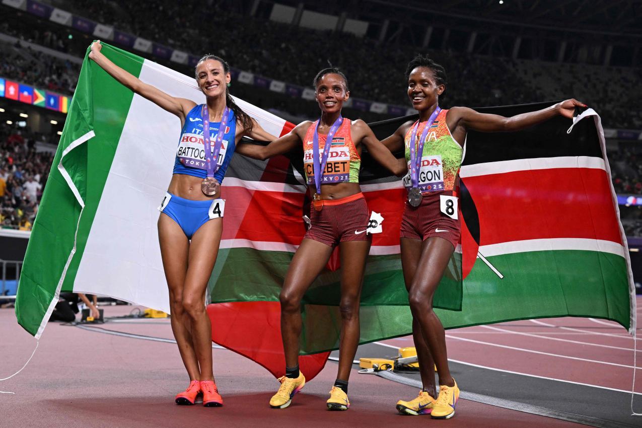 Nadia Battocletti, Beatrice Chebet et Faith Kipyegon célèbrent leur victoire après le 5 000 mètres. © APA/afp / JEWEL SAMAD