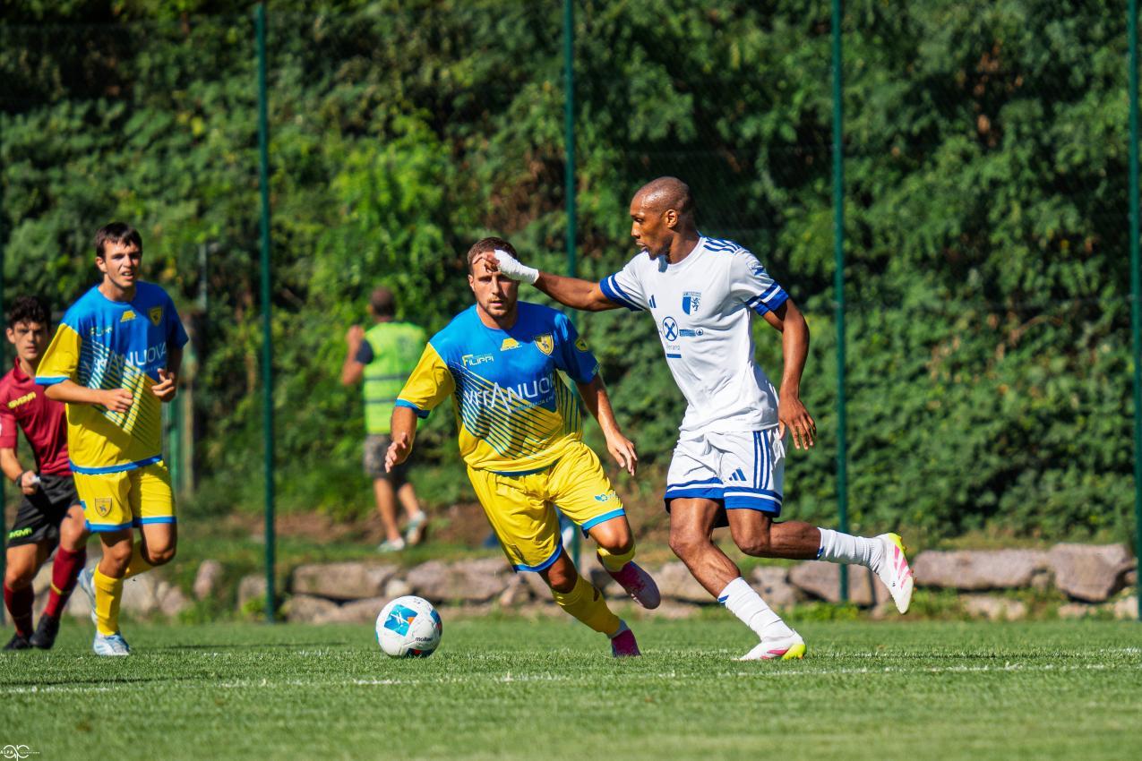 L'attaquant d'Obermais Michael Seaton en action.