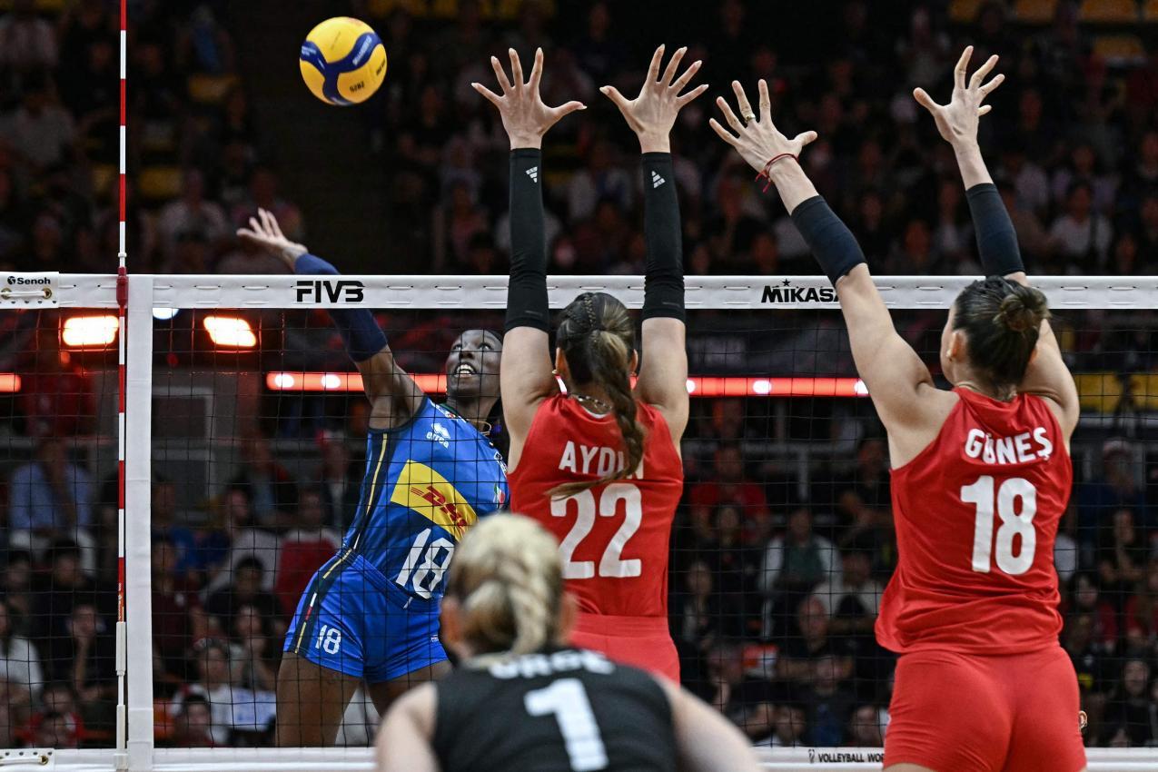 Paola Egonu & Co. setzten sich im Finale gegen die Türkei durch. © APA/afp / LILLIAN SUWANRUMPHA