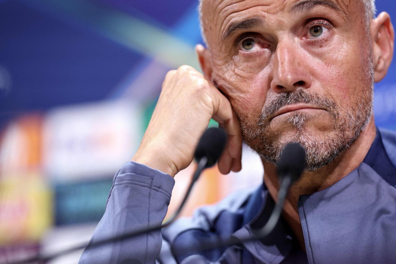 PSG coach Luis Enrique aims to defend the title. © APA/afp / FRANCK FIFE