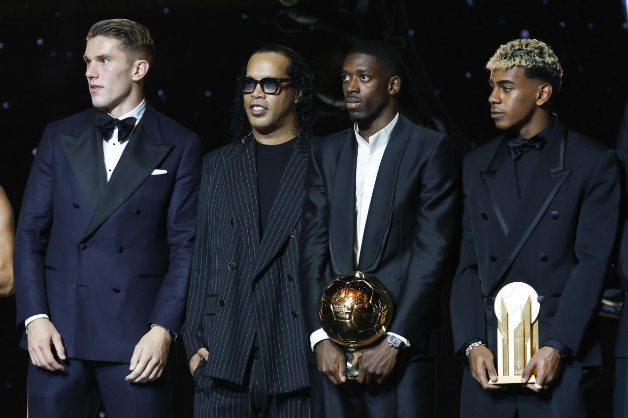 Ronaldinho (2nd from left) presented the awards to Ousmane Dembélé and Lamine Yamal. © ANSA / Mohammed Badra