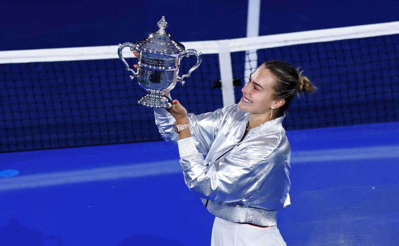 Sabalenka mit dem Siegerpokal. © APA/afp / KENA BETANCUR