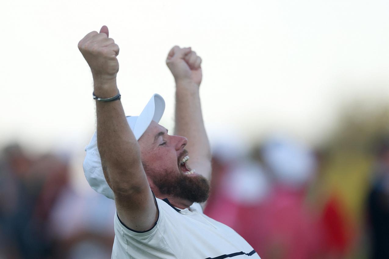 Shane Lowry streckt die Hände in die Höhe: Mit Europa gewann er den Ryder Cup. © APA / CARL RECINE