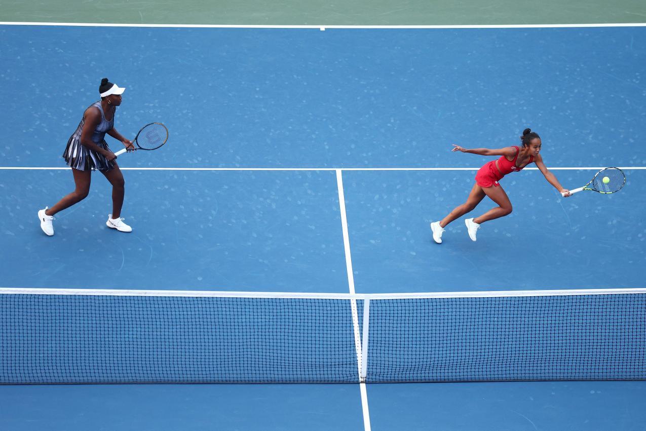 Venus Williams (l.) schaffte es mit Leylah Fernandez ins Doppel-Viertelfinale der US Open. © APA / MADDIE MEYER