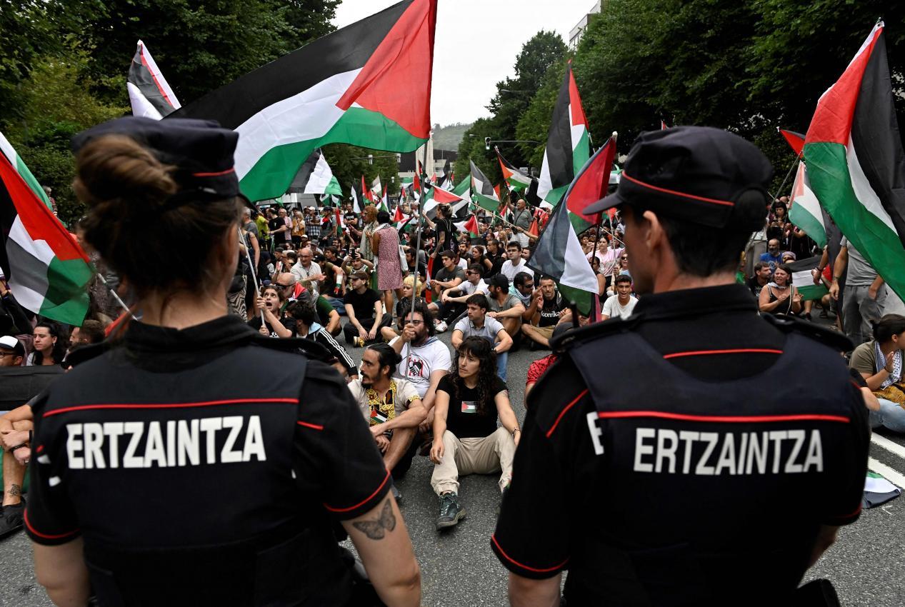 Numerous people protested. © APA/afp / ANDER GILLENEA
